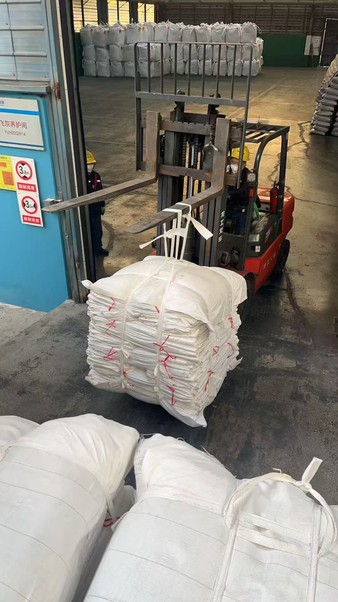 荃研科技吨袋成品叉车装卸场景